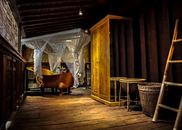 Arya Hotel