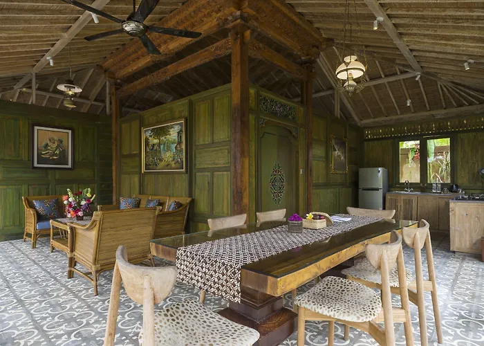 Arya Hotel